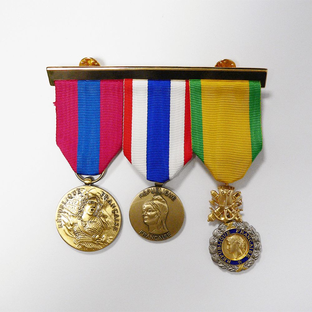Barrette sur pin's pour medailles ordonnances 3 ordres